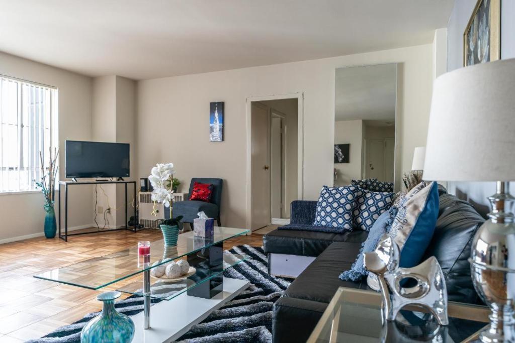 Spacious Charming Condo With Great Views Near The Grove Los Angeles Exterior photo